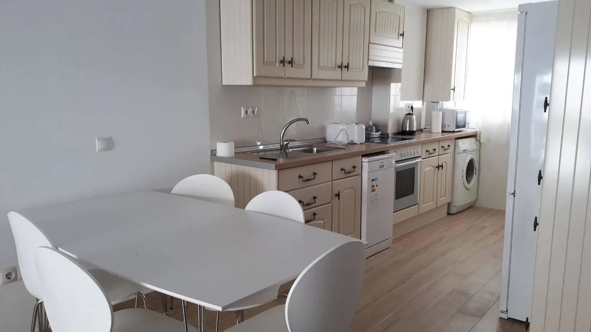 Apartment With 3 Bedrooms In Fuengirola, With Furnished Terrace - 10 M 0*, 丰希罗拉